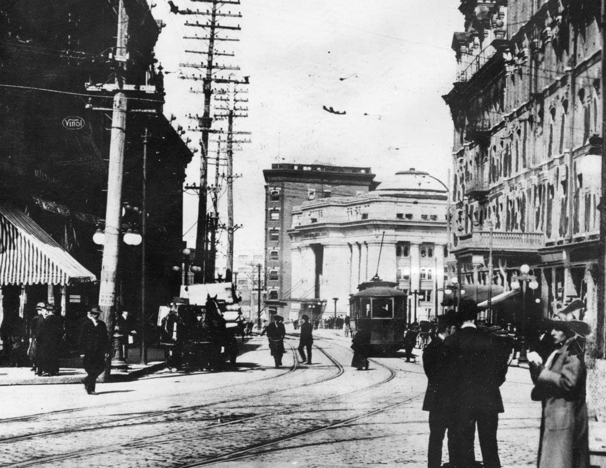A morning commute looking towards Ottawa's Union Station from Sparks and Elgin Street, circa 1912. The Russel House hotel is on the right.
